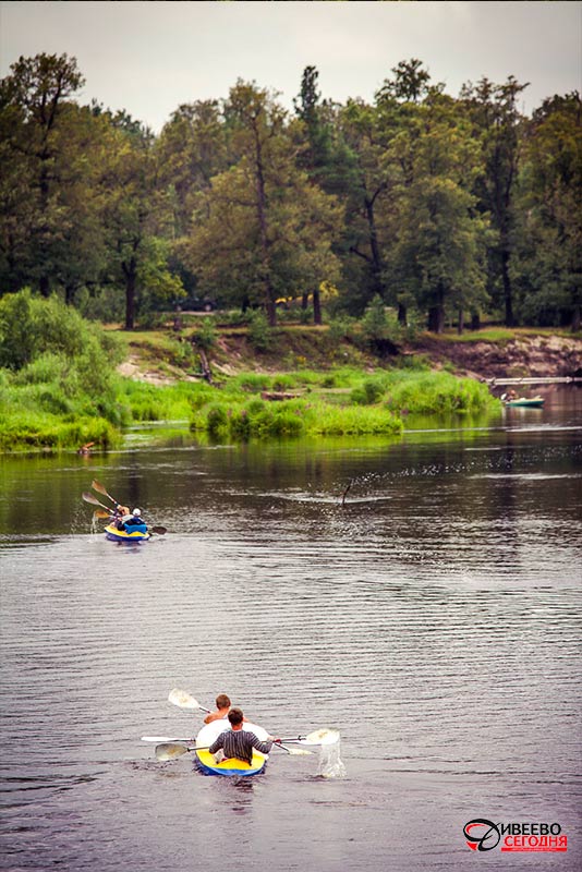 На реке Лух часто можно увидеть любителей активного отдыха.
