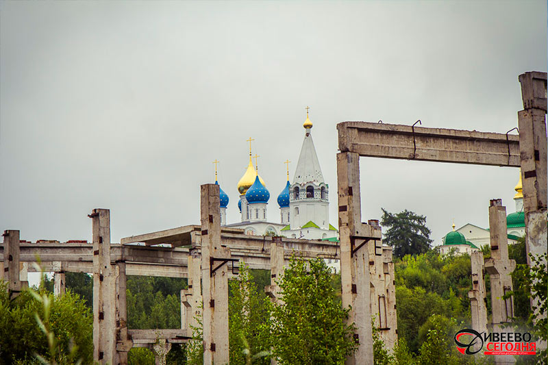 Вокруг монастыря то тут, то там виднеются развалины советских производственных зданий.