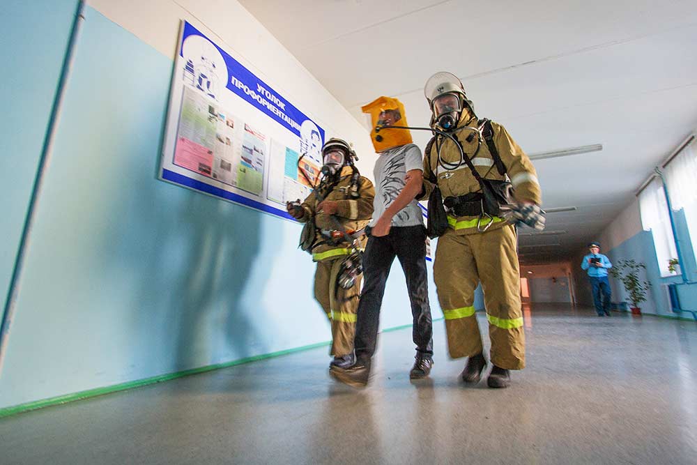 Эвакуация школьников пожарными