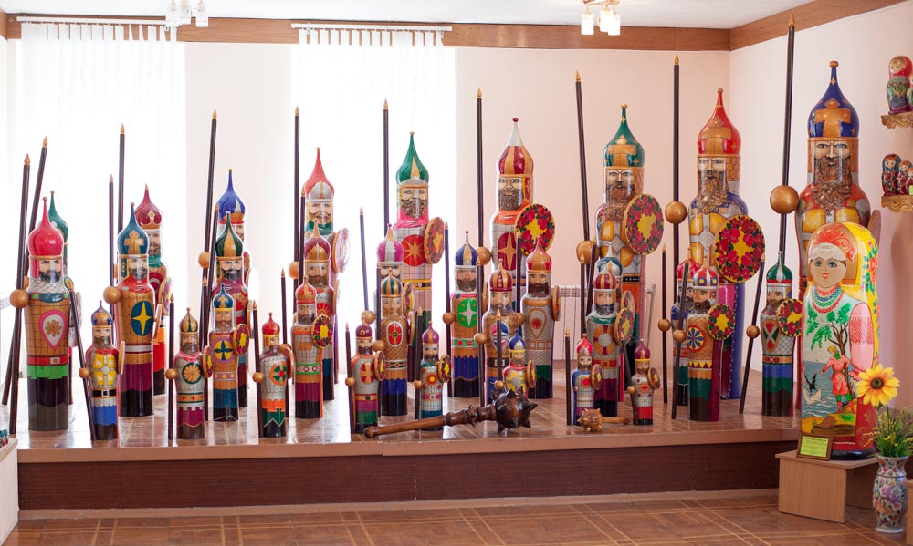 Гордость музея - экспозиция "33 богатыря". Самый большой - высотой 2,5 метра (с копьем)
