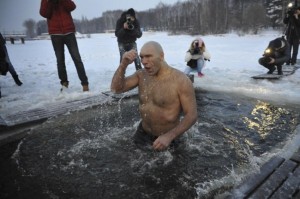 Николай Валуев купается в проруби