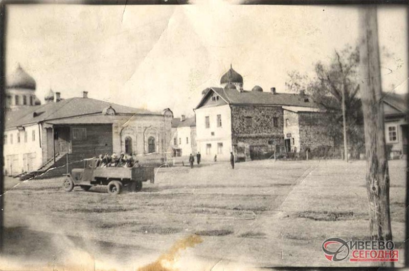 Старое фото центра Дивеева и современный вид