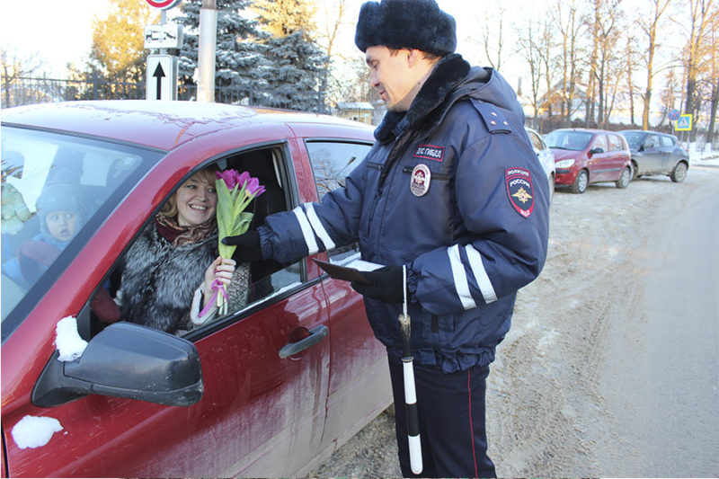 Полицейские Дивеева поздравили автоледи с 8 марта